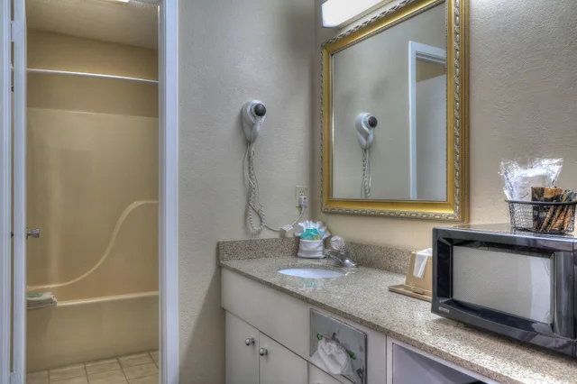 غرفة قياسية بسرير كينج، Crossroads Inn & Suites 5/5