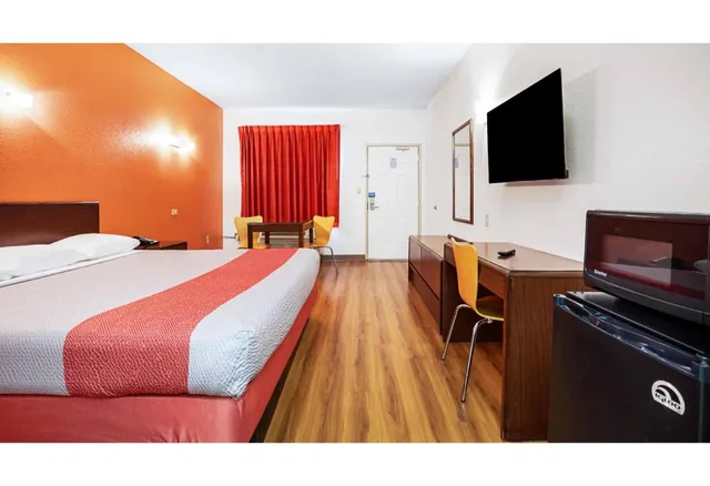 غرفة بسرير كينج لغير المدخنين مع أريكة سرير، Motel6 Covington, TN 1/7