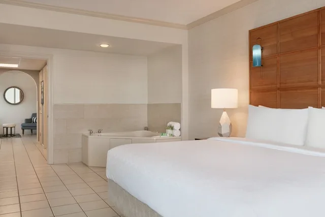 جناح بسريرين كوين بإطلالة على المسبح بغرفة نوم واحدة، Holiday Inn Hotel And Suites Ocean City 1/6