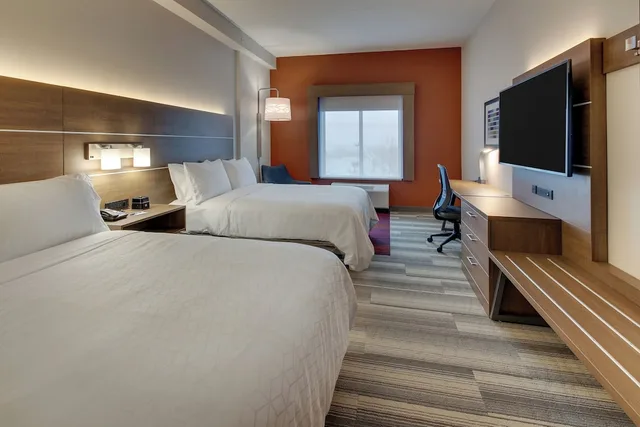 Standard, 2 Queen Beds, Holiday Inn Express & Suites Nashville Metrocenter Downtown 5/8
