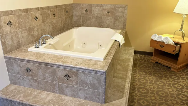 جناح تنفيذي بسرير كينج بحوض جاكوزي، Magnuson Grand Pioneer Inn And Suites 4/6