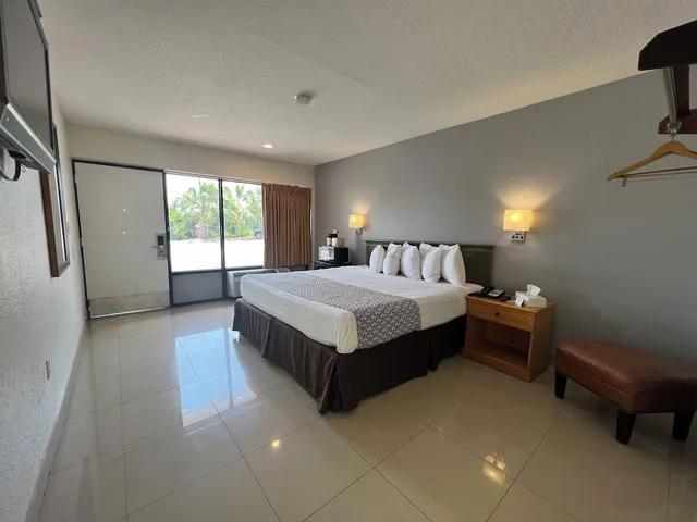 غرفة تقليدية بسرير كينج لذوي الإعاقة، Garden Inn Homestead 2/9