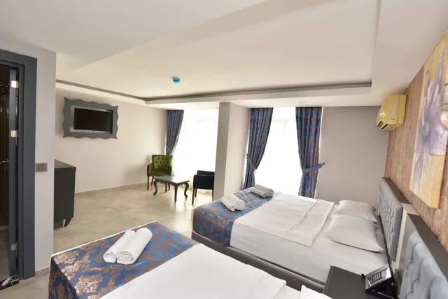 غرفة بسرير كوين وسرير فردي بإطلالة جزئية على البحر للمدخنين، Select Erdem Hotel 1/3