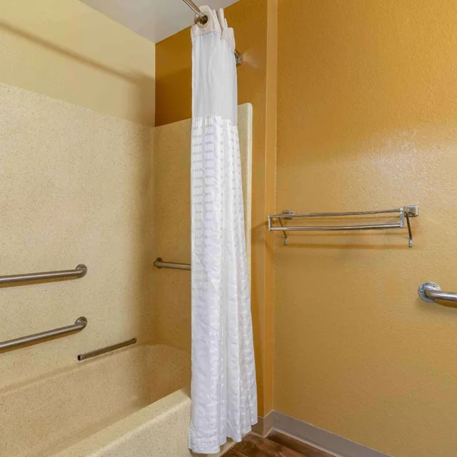 Efficiency, Queen Bed, Bathtub, Accessible، Suburban Studios Columbus Fort Benning Area 3/3