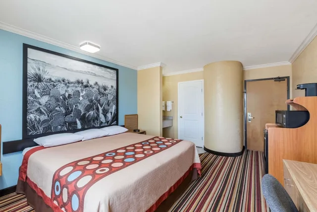 غرفة بسرير كينج، Super 8 by Wyndham Midland 2/3