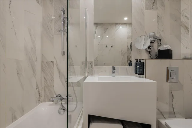 غرفة عائلية بسرير فردي وسرير كوين، Best Western Plus Hotel Comedie Saint-Roch 16/16