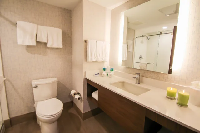 غرفة قياسية بسرير كينج، Holiday Inn Express & Suites Miami Airport East 5/5