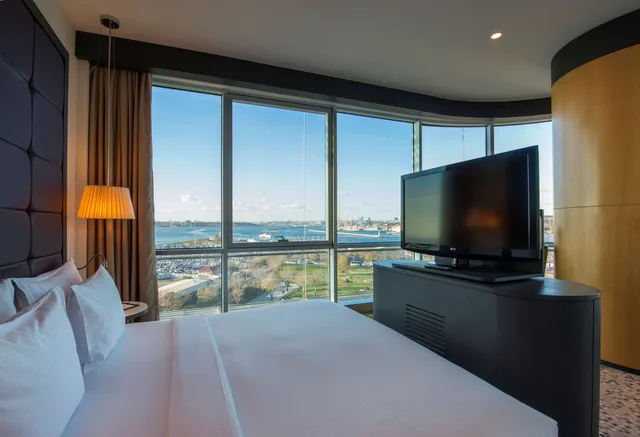غرفة بسرير كينج بإطلالة على البحر بحوض جاكوزي، Doubletree By Hilton Hotel Istanbul - Moda 2/10