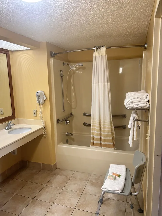 غرفة بسريرين كوين لذوي الإعاقة، Home Town Inn And Suites 2/2