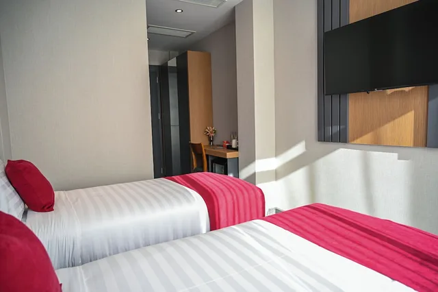 غرفة قياسية بسريرين منفصلين بإطلالة على المدينة بشرفة، Landmark Hotel 1/3
