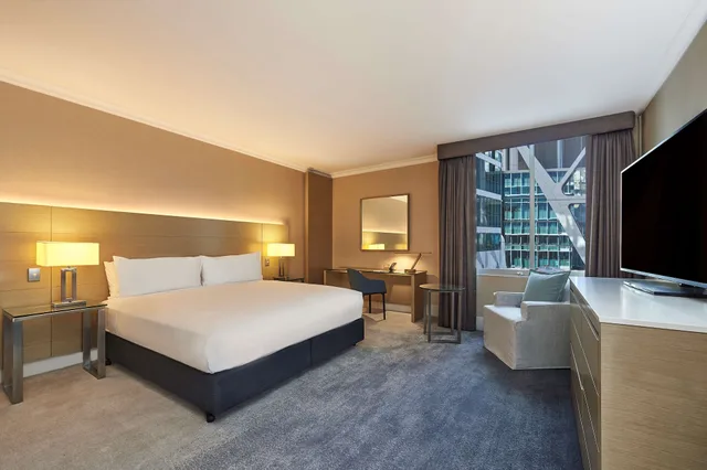 جناح تنفيذي بسرير كينج مع دخول الصالة، Parmelia Hilton 1/7