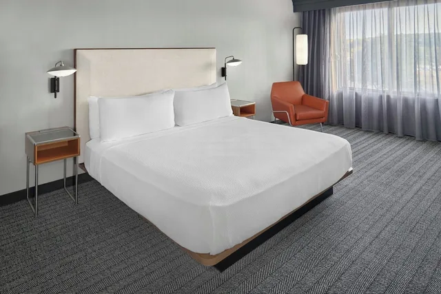 غرفة بسرير كينج مع أريكة لذوي الإعاقة، Courtyard by Marriott Kansas City Shawnee 2/6