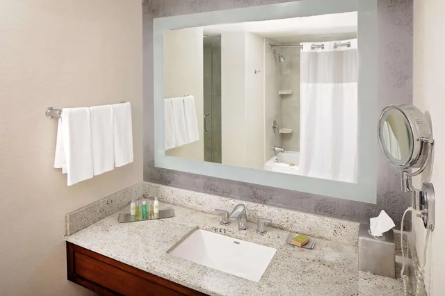 جناح بسرير كينج، Doubletree By Hilton South Bend 2/2