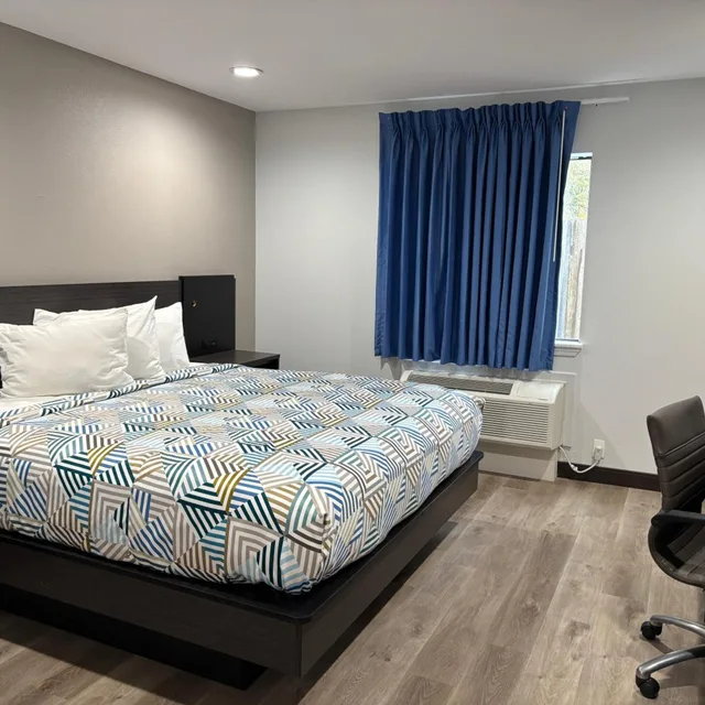 غرفة بسرير كينج للمدخنين، Motel6 Sulphur, LA 7/10
