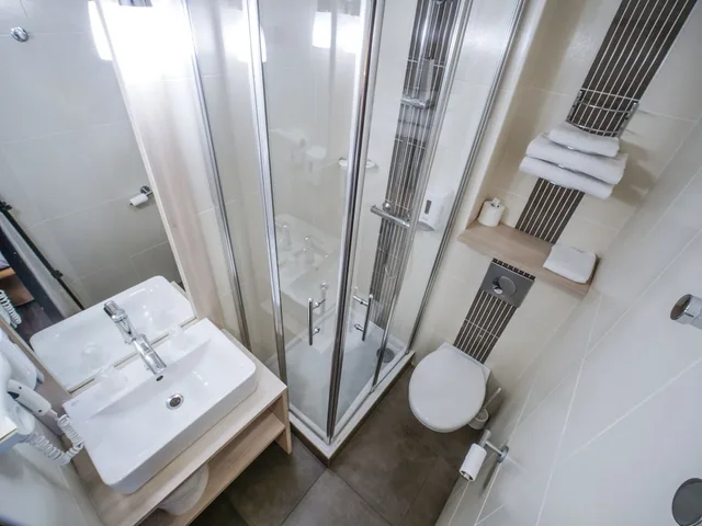 غرفة عائلية بسرير مزدوج وسريرين منفصلين، Hôtel Inn Design Vannes Resto Novo 5/8