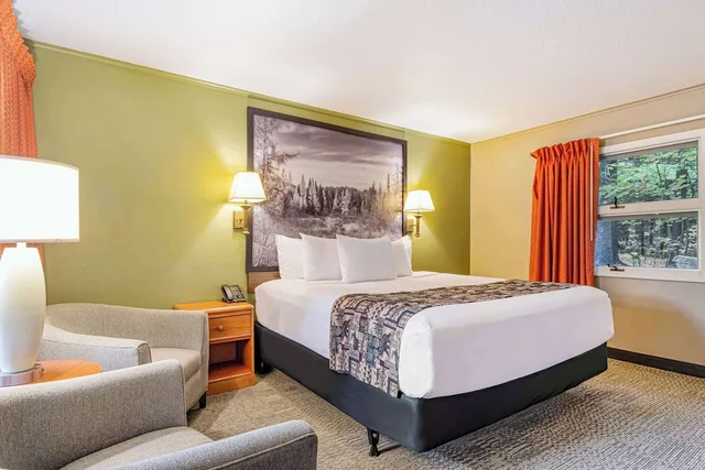 غرفة بسرير كينج بإطلالة على المسبح، Super 8 By Wyndham Lake George/Downtown 3/6
