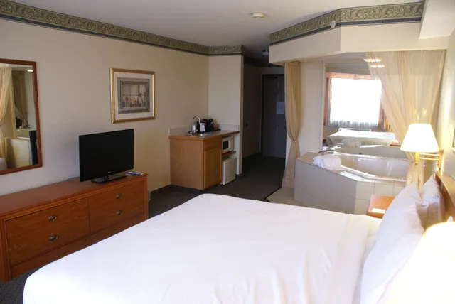 جناح بسرير كينج بحوض جاكوزي لذوي الإعاقة، Country Inn & Suites By Radisson Lansing MI 1/3