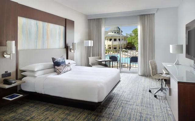 غرفة بسرير كينج بإطلالة على المسبح، Atlanta Evergreen Lakeside Resort 2/6