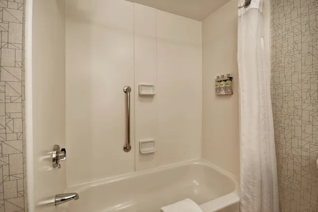 جناح بسرير كينج بغرفة نوم واحدة مع أريكة بمطبخ صغير، Holiday Inn Express Newport North - Middletown 6/7