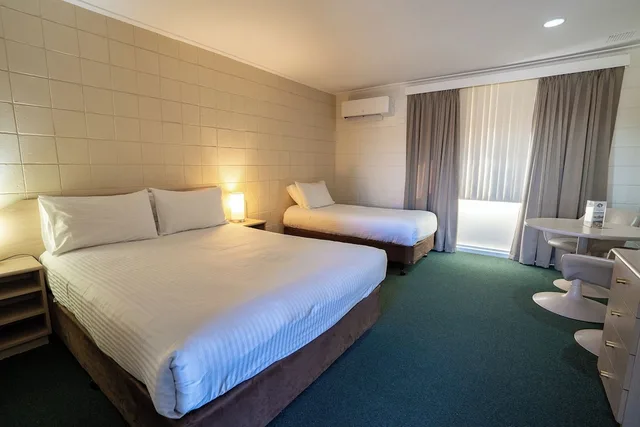 غرفة ثلاثية بسرير كوين وسرير فردي، Hospitality Inn Geraldton SureStay Collection by Best Western 4/9