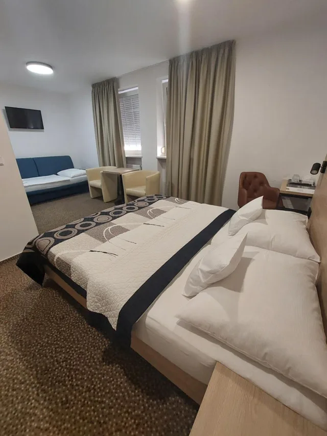 غرفة ثلاثية بسرير مزدوج، Hotel Avion 6/10