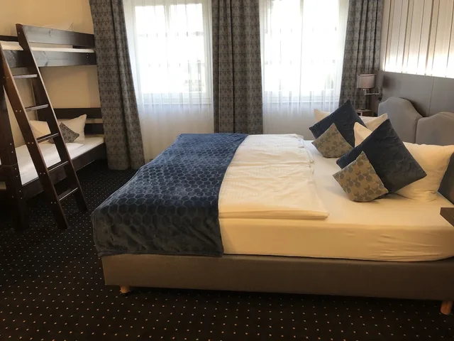 غرفة عائلية بسرير بطابقين وسرير كوين مع أريكة، Lobinger Hotel Weisses Ross 6/10
