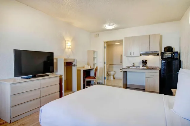 غرفة بسرير مزدوج بمطبخ لذوي الإعاقة، Studio6 Tucson, AZ - Irvington Road 1/4