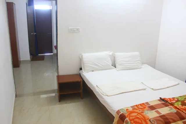غرفة قياسية ثلاثية بثلاثة أسرّة، Poonam Village Resort 2/5