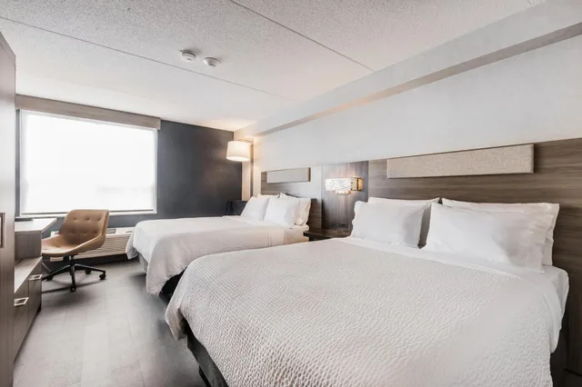 غرفة ديلوكس بسريرين مزدوجين وسرير كينج، Holiday Inn Express Toronto North York 1/10