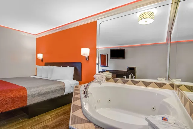 Deluxe, King Bed, Hot Tub, Motel6 Norcross, GA 5/5