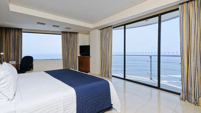 غرفة قياسية بسريرين مزدوجين بإطلالة على المسبح والبحر، Holiday Inn Veracruz Boca del Rio 1/8