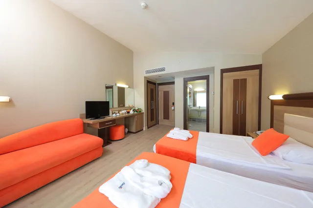 Standard, Triple, Twin Beds, Sueno Beach Side 2/7