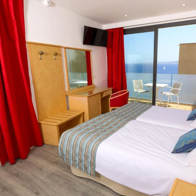 غرفة رباعية بإطلالة جزئية على البحر، Hotel Saint Christophe Calvi (ex Saint Christophe Corsica) 4/10