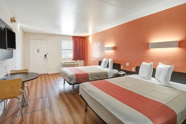غرفة قياسية بسريرين كوين، Motel6 Dallas, TX - Forest Lane 1/10