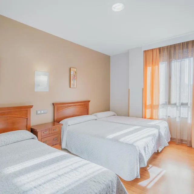 غرفة ثلاثية، Hotel Reina Isabel 1/7
