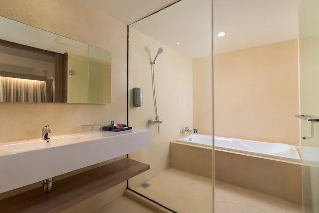 جناح جونيور بسرير كوين بشرفة، Grand Zuri Kuta Bali 3/3