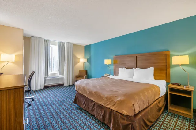 غرفة بسرير كينج مع أريكة، Quality Inn and Suites Sandusky 3/7
