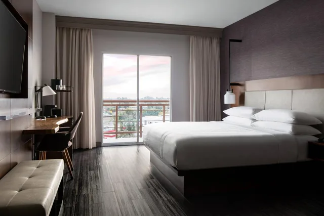 Guest Room, King Bed, Executive Level, High Floor، Visalia Marriott at the Convention Center 4/10