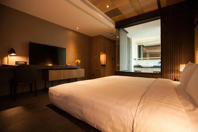 جناح تنفيذي، Hotel East 1/7