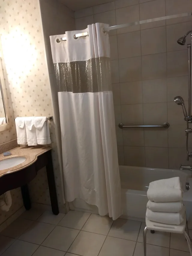 جناح استوديو بسرير كينج بحوض استحمام لذوي الإعاقة، Wingate by Wyndham New Braunfels 5/5