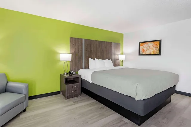 غرفة بسرير كينج بحوض جاكوزي، Quality Inn Clarksville 2/6