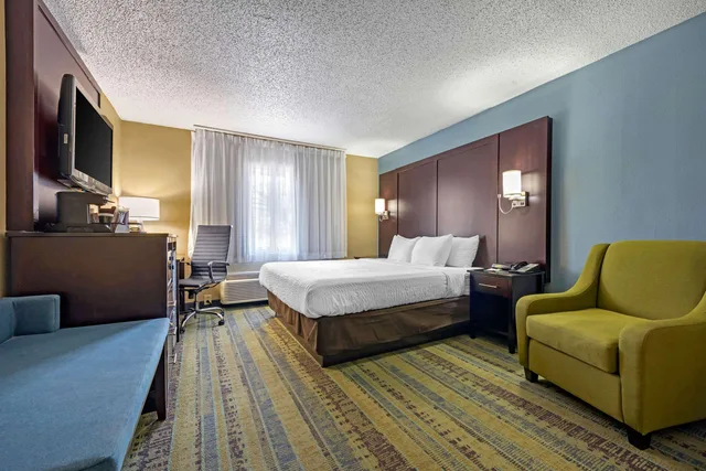 غرفة قياسية بسرير مزدوج، Clarion Hotel Conference Center Lexington North 3/4