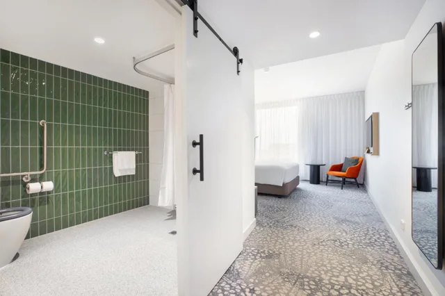 غرفة بسرير كينج وسرير كوين لذوي الإعاقة، Holiday Inn Dandenong an IHG Hotel 5/7