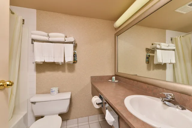 Basement, 2 Queen Beds, Comfort Inn & Suites Calgary Airport - South 7/7