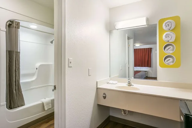 غرفة قياسية بسرير كينج، Motel6 Dothan, AL 4/4