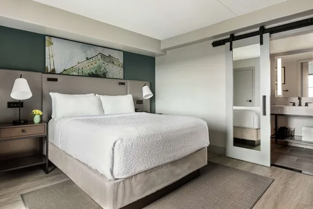 غرفة عصرية بسرير كينج لذوي الإعاقة، Hotel Alba Tampa Tapestry Collection By Hilton 1/5
