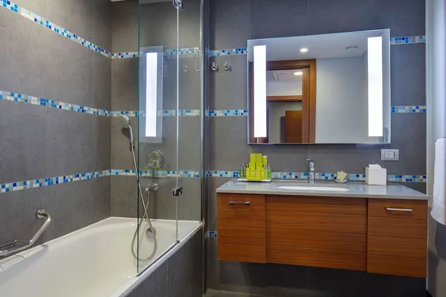Room, King Bed, Sea and City View، Doubletree By Hilton Kusadasi 9/10