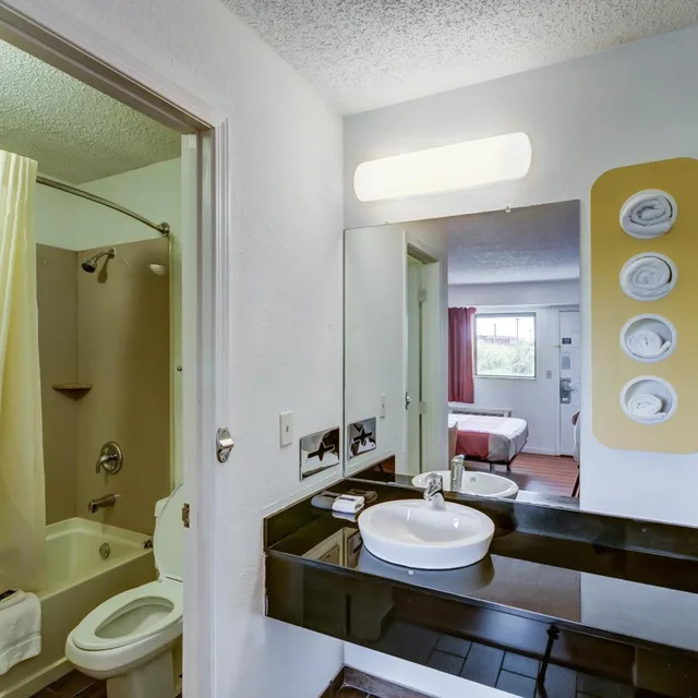 1 Queen Bed - Non-Smoking, Micfridge، Motel6 Berea, KY 8/10
