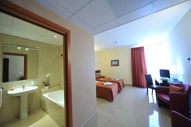 غرفة قياسية بسرير كوين بشرفة، HOTEL TIEMPO 2/5
