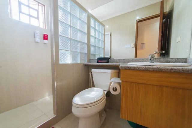 غرفة قياسية بسريرين منفصلين، RedDoorz Plus @ Starhomes Olivianville 4/4